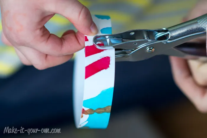Decorating with Children's Artwork: Paper Strip Ornaments from make-it-your-own.com (Art, crafts and activities for kids)