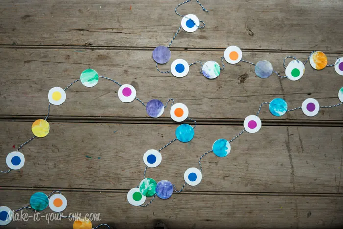 Decorating with Children's Artwork: Simple Garland from make-it-your-own.com (Art, crafts and activities for kids)