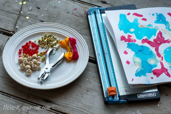 Decorating with Children's Artwork: Paper Strip Ornaments from make-it-your-own.com (Art, crafts and activities for kids)