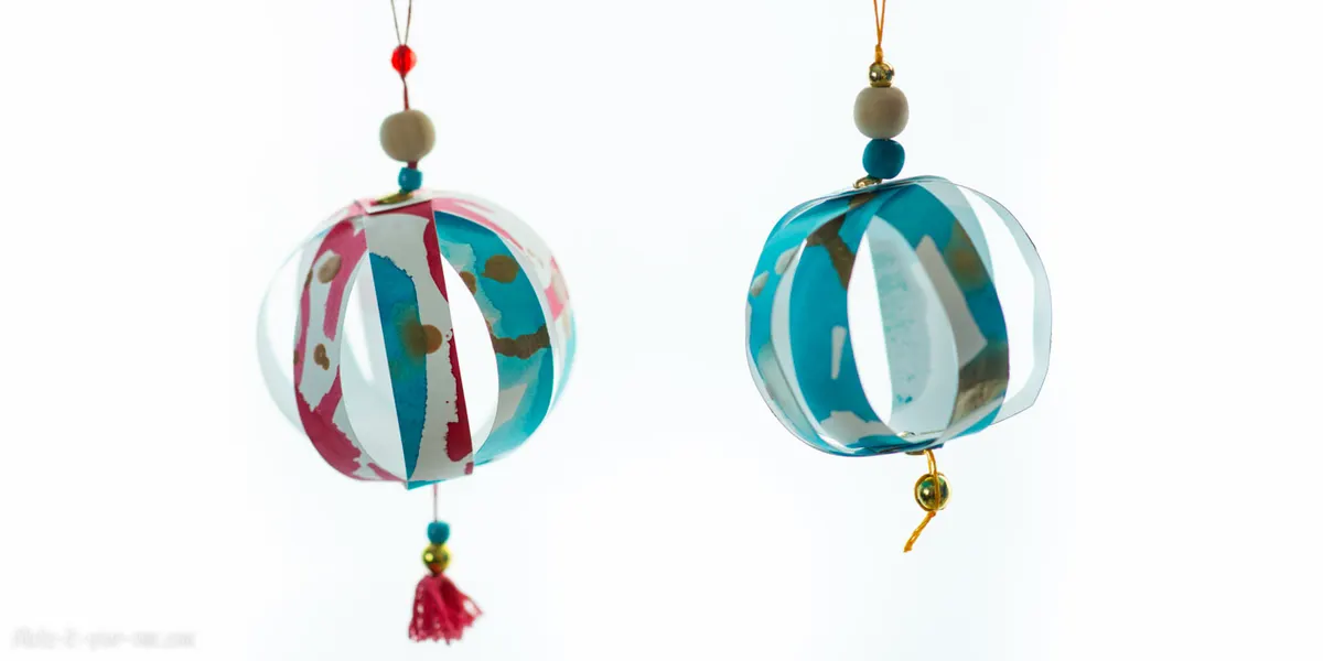 Decorating with Children's Artwork: Paper Strip Ornaments from make-it-your-own.com (Art, crafts and activities for kids)