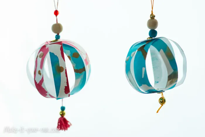 Decorating with Children's Artwork: Paper Strip Ornaments from make-it-your-own.com (Art, crafts and activities for kids)