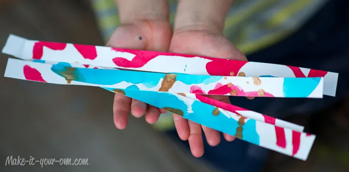 Decorating with Children's Artwork: Paper Strip Ornaments from make-it-your-own.com (Art, crafts and activities for kids)