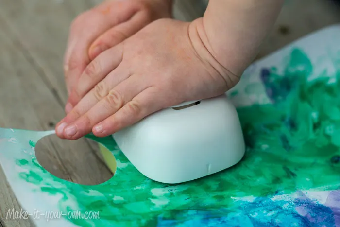 Decorating with Children's Artwork: Simple Garland from make-it-your-own.com (Art, crafts and activities for kids)