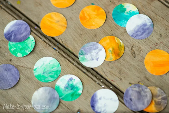 Decorating with Children's Artwork: Simple Garland from make-it-your-own.com (Art, crafts and activities for kids)