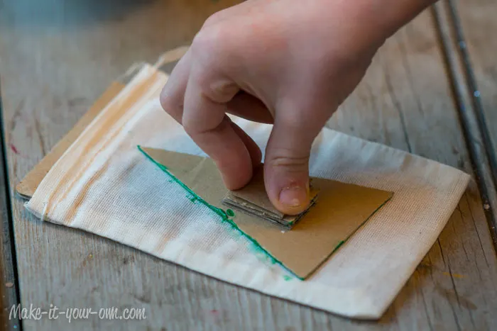 Cardboard Stamped Gift Bag from make-it-your-own.com (Art, crafts and activities for kids)