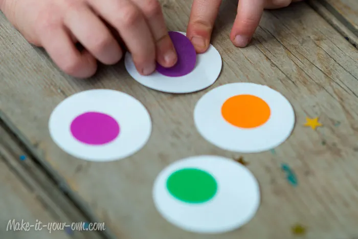 Decorating with Children's Artwork: Simple Garland from make-it-your-own.com (Art, crafts and activities for kids)