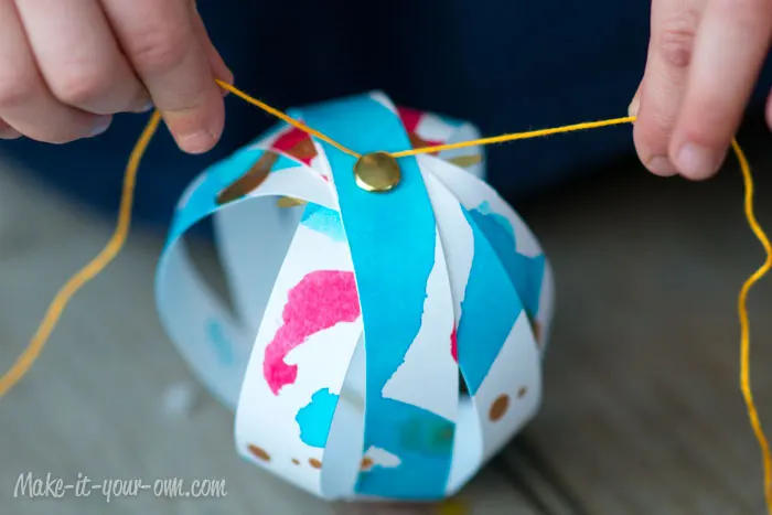 Decorating with Children's Artwork: Paper Strip Ornaments from make-it-your-own.com (Art, crafts and activities for kids)