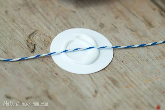 Decorating with Children's Artwork: Simple Garland from make-it-your-own.com (Art, crafts and activities for kids)