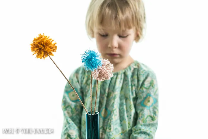 Valentine's Day: Pom Pom Flowers with make-it-your-own.com (Crafts & activities for kids)