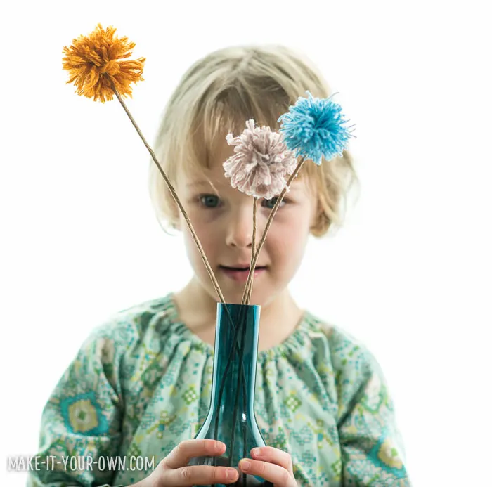 Valentine's Day: Pom Pom Flowers with make-it-your-own.com (Crafts & activities for kids)
