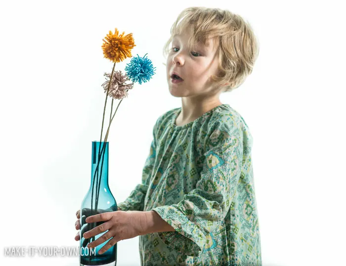 Valentine's Day: Pom Pom Flowers with make-it-your-own.com (Crafts & activities for kids)