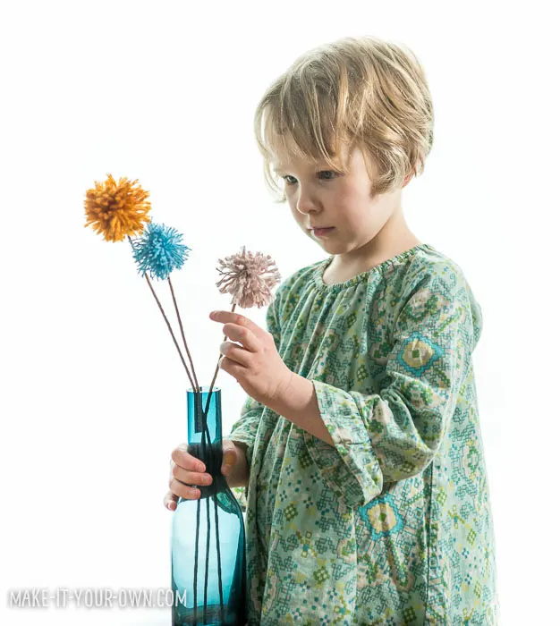 Valentine's Day: Pom Pom Flowers with make-it-your-own.com (Crafts & activities for kids)