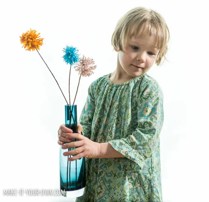Valentine's Day: Pom Pom Flowers with make-it-your-own.com (Crafts & activities for kids)