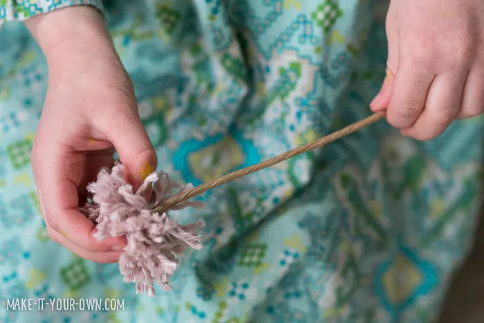 Valentine's Day: Pom Pom Flowers with make-it-your-own.com (Crafts & activities for kids)
