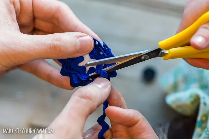 Rick Rack Floral Frame with make-it-your-own.com (Crafts & Activities for Kids)