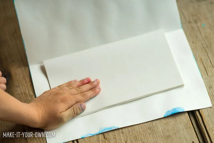Underwater Notebooks with Correction Pen Resists with make-it-your-own.com (Crafts & activities for kids)