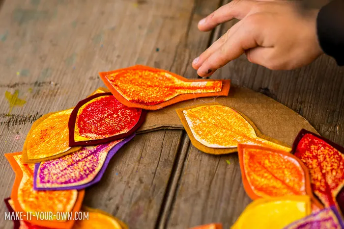 Leaf Rubbing Watercolour Wreath with make-it-your-own.com (Crafts & activities for kids)
