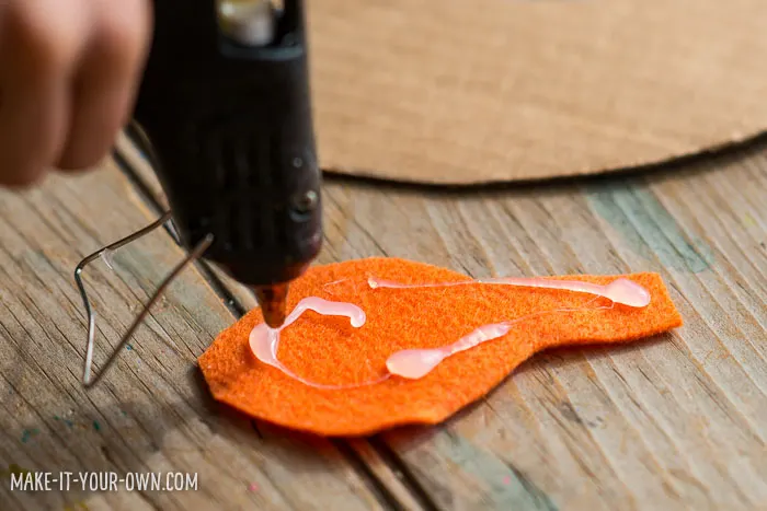 Leaf Rubbing Watercolour Wreath with make-it-your-own.com (Crafts & activities for kids)