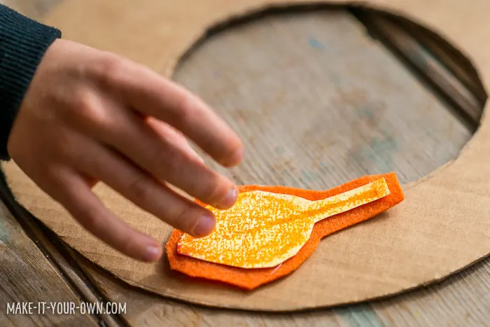 Leaf Rubbing Watercolour Wreath with make-it-your-own.com (Crafts & activities for kids)