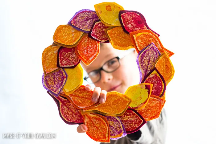 Leaf Rubbing Watercolour Wreath with make-it-your-own.com (Crafts & activities for kids)
