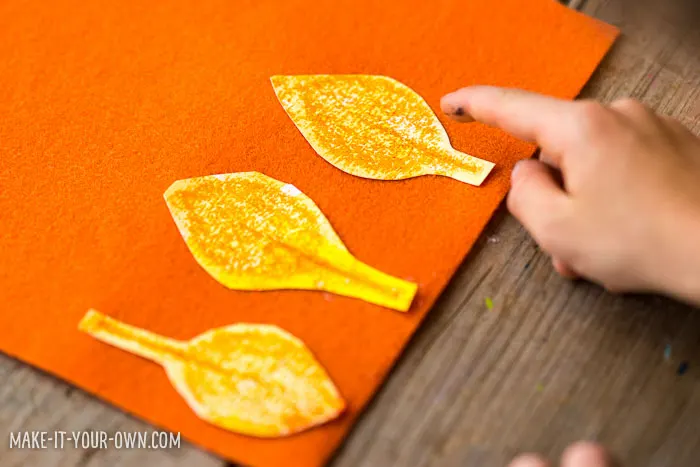 Leaf Rubbing Watercolour Wreath with make-it-your-own.com (Crafts & activities for kids)