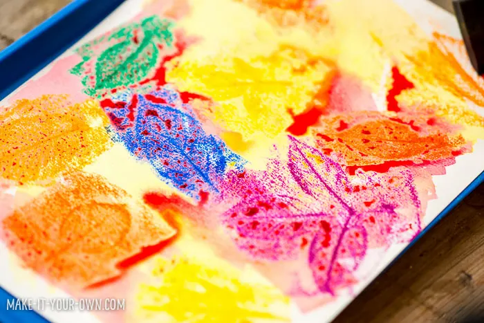 Leaf Rubbing Watercolour Wreath with make-it-your-own.com (Crafts & activities for kids)