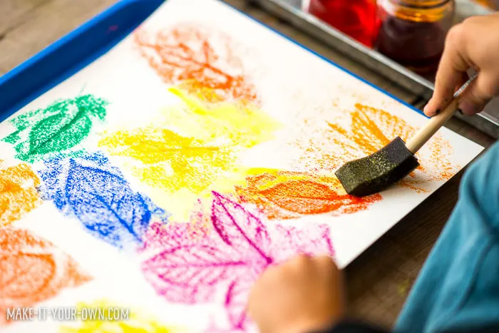 Leaf Rubbing Watercolour Wreath with make-it-your-own.com (Crafts & activities for kids)