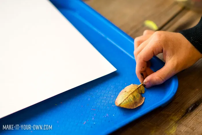 Leaf Rubbing Watercolour Wreath with make-it-your-own.com (Crafts & activities for kids)
