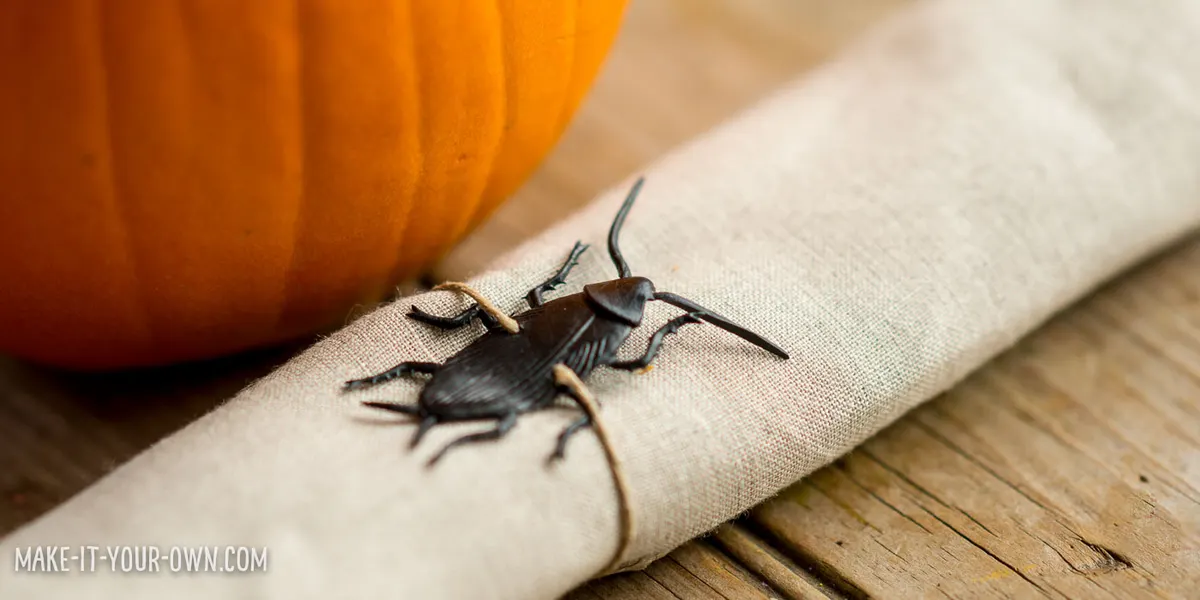 Bug Napkin Ties (Perfect for Halloween!) with make-it-your-own.com (Crafts & activities for kids)