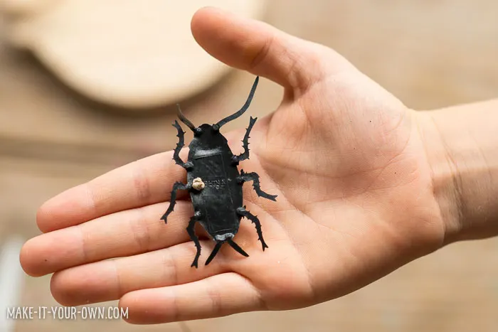 Bug Napkin Ties (Perfect for Halloween!) with make-it-your-own.com (Crafts & activities for kids)