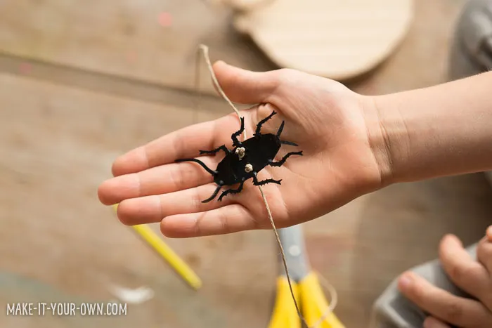 Bug Napkin Ties (Perfect for Halloween!) with make-it-your-own.com (Crafts & activities for kids)