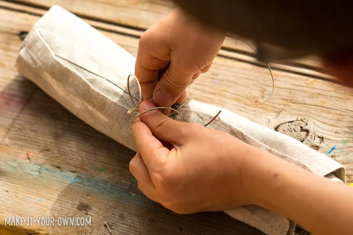 Bug Napkin Ties (Perfect for Halloween!) with make-it-your-own.com (Crafts & activities for kids)