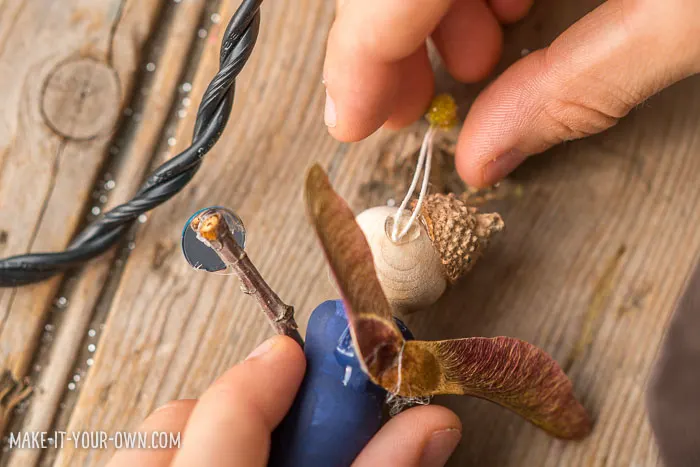 Autumn Fairy Small World: Use items found in nature to create these Fall peg dolls!