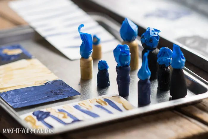 Autumn Fairy Small World: Use items found in nature to create these Fall peg dolls!