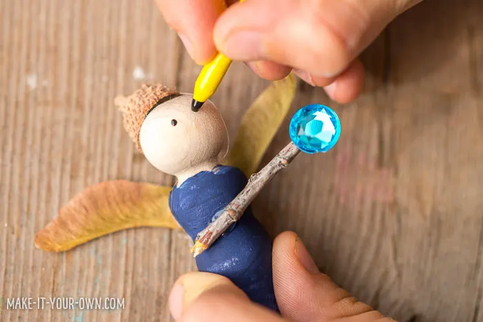 Autumn Fairy Small World: Use items found in nature to create these Fall peg dolls!
