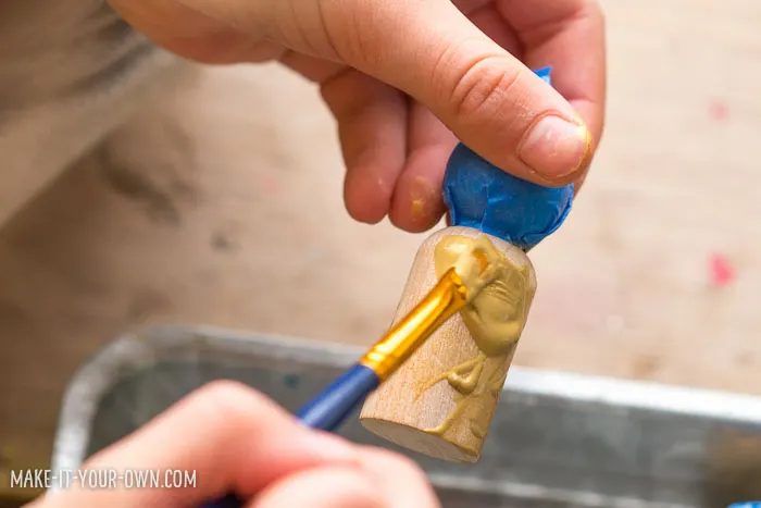 Autumn Fairy Small World: Use items found in nature to create these Fall peg dolls!