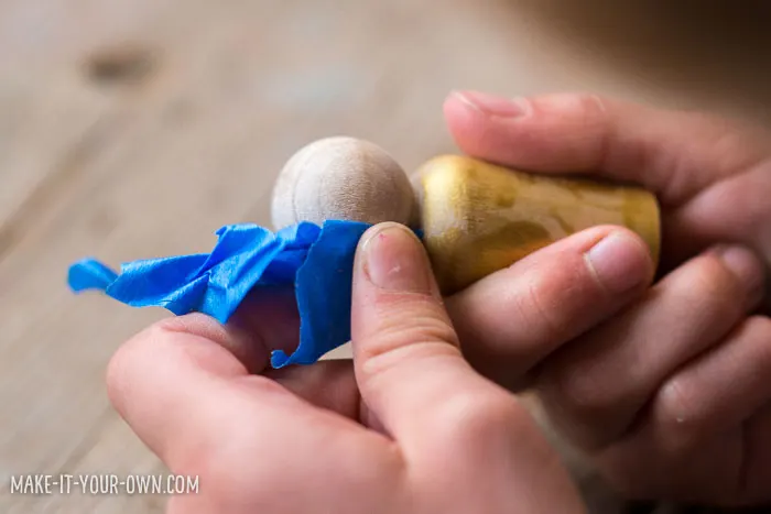 Autumn Fairy Small World: Use items found in nature to create these Fall peg dolls!