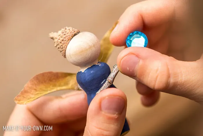Autumn Fairy Small World: Use items found in nature to create these Fall peg dolls!