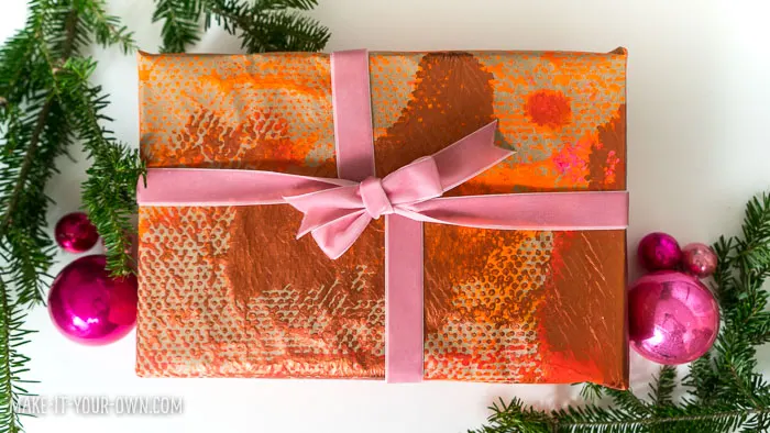 Kid-made Wrapping Paper ! Creative ideas to personalize your holiday or Christmas wrap!