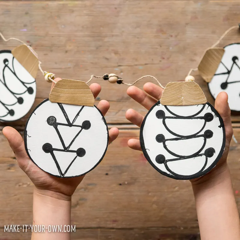 Printed Garland: Use household items to create this strikingly graphic Christmas ornament garland!