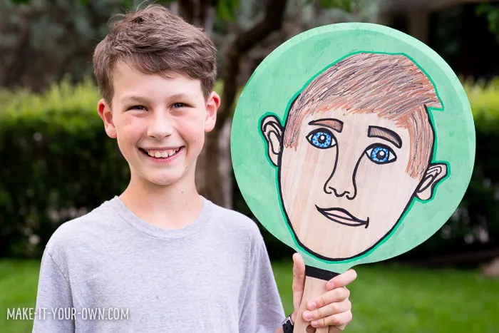 PIZZA PAN PORTRAITS: Use a Pizza server to make a self portrait! These would also make great masks. Perfect for back to school and All About Me units! #portrait #selfportrait #allaboutme #backtoschool #drawingidea #crafts #craftsforkids #art #artforkids