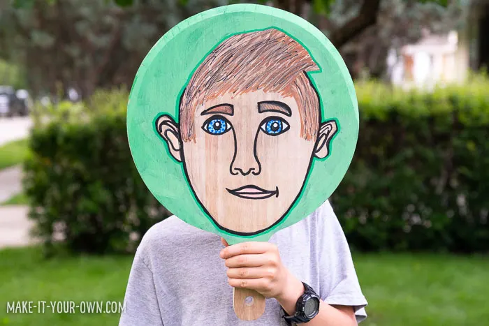 PIZZA PAN PORTRAITS: Use a Pizza server to make a self portrait! These would also make great masks. Perfect for back to school and All About Me units! #portrait #selfportrait #allaboutme #backtoschool #drawingidea #crafts #craftsforkids #art #artforkids