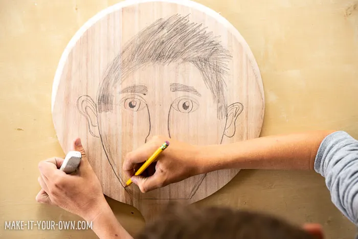PIZZA PAN PORTRAITS: Use a Pizza server to make a self portrait! These would also make great masks. Perfect for back to school and All About Me units! #portrait #selfportrait #allaboutme #backtoschool #drawingidea #crafts #craftsforkids #art #artforkids