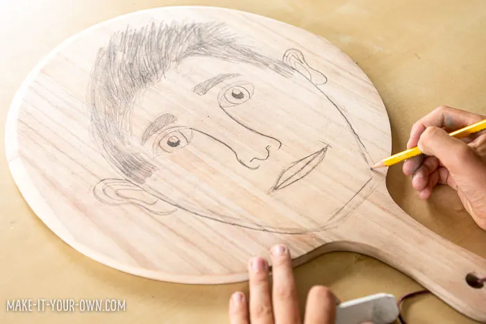 PIZZA PAN PORTRAITS: Use a Pizza server to make a self portrait! These would also make great masks. Perfect for back to school and All About Me units! #portrait #selfportrait #allaboutme #backtoschool #drawingidea #crafts #craftsforkids #art #artforkids
