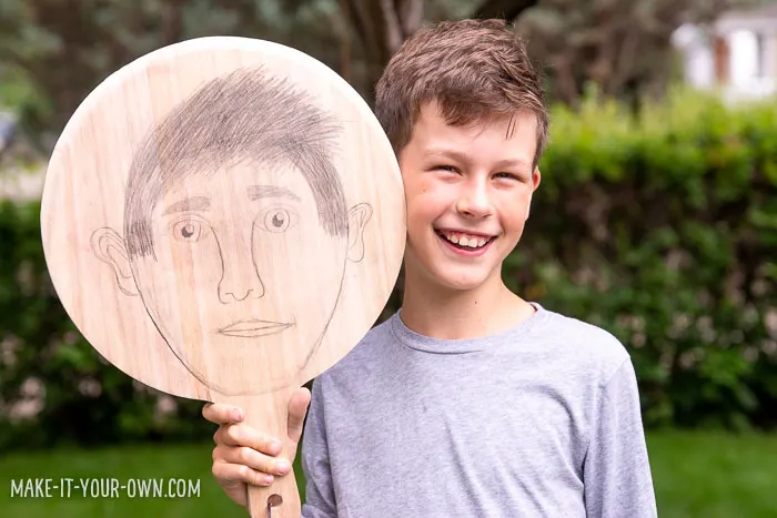 PIZZA PAN PORTRAITS: Use a Pizza server to make a self portrait! These would also make great masks. Perfect for back to school and All About Me units! #portrait #selfportrait #allaboutme #backtoschool #drawingidea #crafts #craftsforkids #art #artforkids