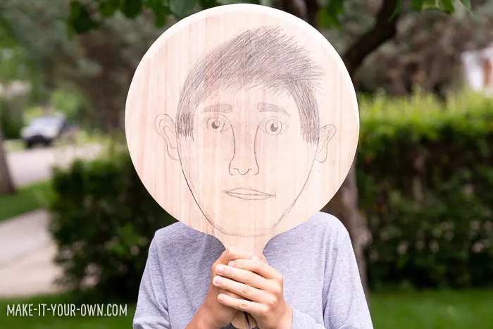 PIZZA PAN PORTRAITS: Use a Pizza server to make a self portrait! These would also make great masks. Perfect for back to school and All About Me units! #portrait #selfportrait #allaboutme #backtoschool #drawingidea #crafts #craftsforkids #art #artforkids